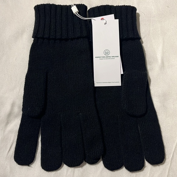 Lacoste Winter Gloves - Picture 3 of 4